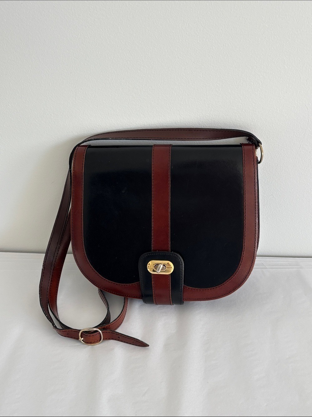 Stunning vintage vegan leather crossbody bag purse turn lock black brown pocket